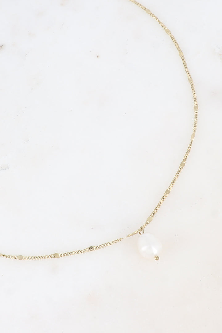 Collier chaîne dorée à pastilles et pendentif perle d&