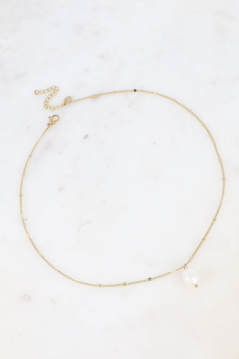 Collier chaîne dorée à pastilles et pendentif perle d'eau douce