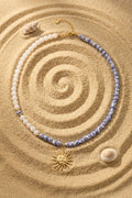 Collier perles asymétrique blanc et bleu fleuri pendentif soleil doré