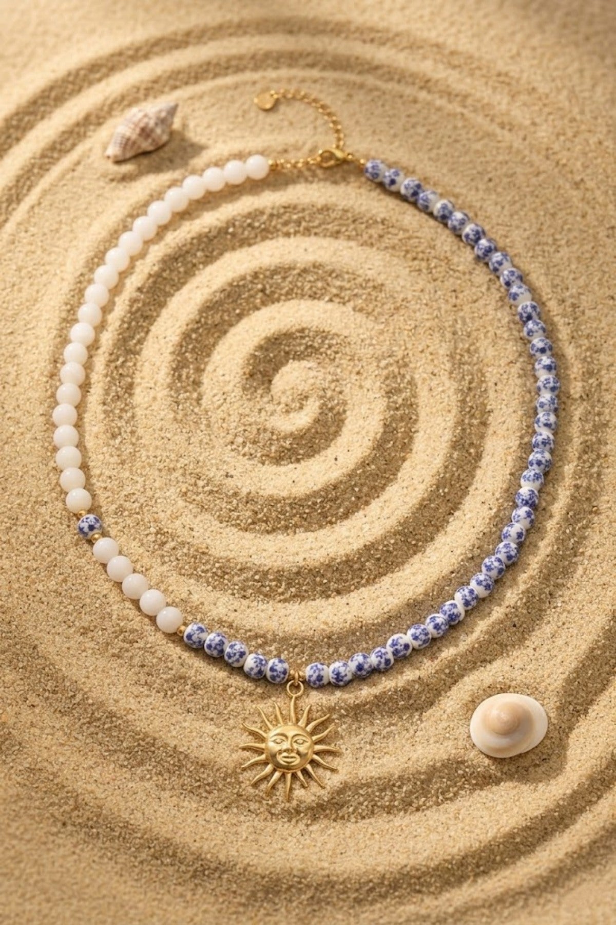 Collier perles asymétrique blanc et bleu fleuri pendentif soleil doré