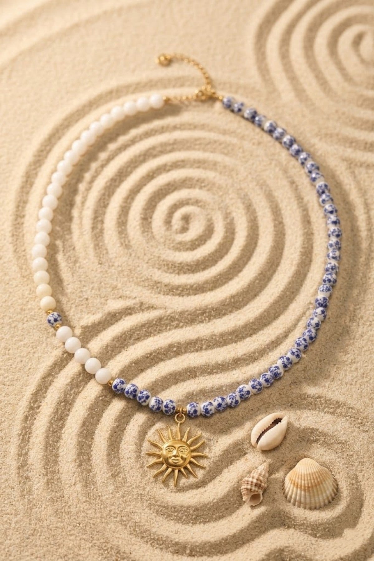 Collier perles asymétrique blanc et bleu fleuri pendentif soleil doré