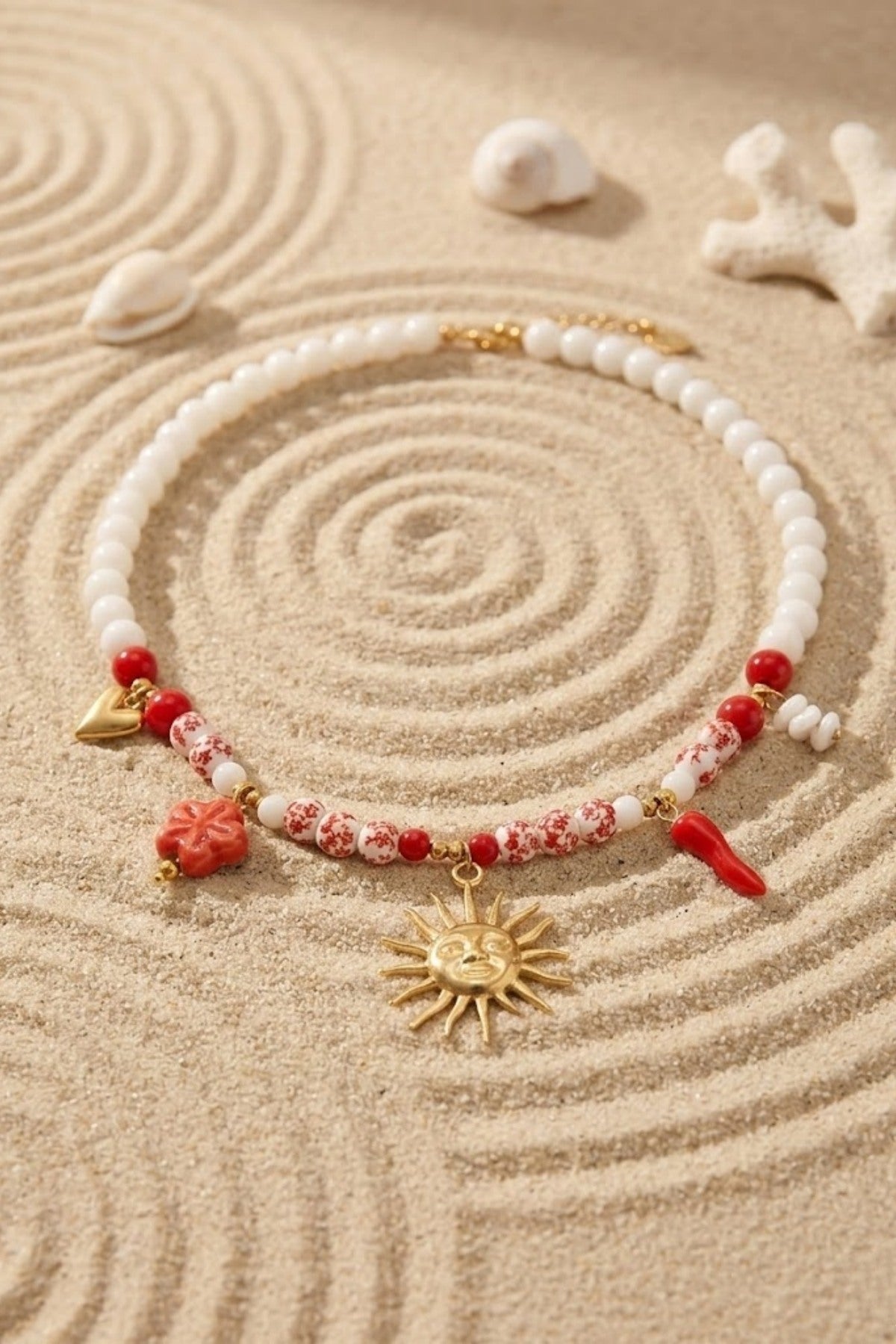Collier perles blanches et rouges charms soleil doré