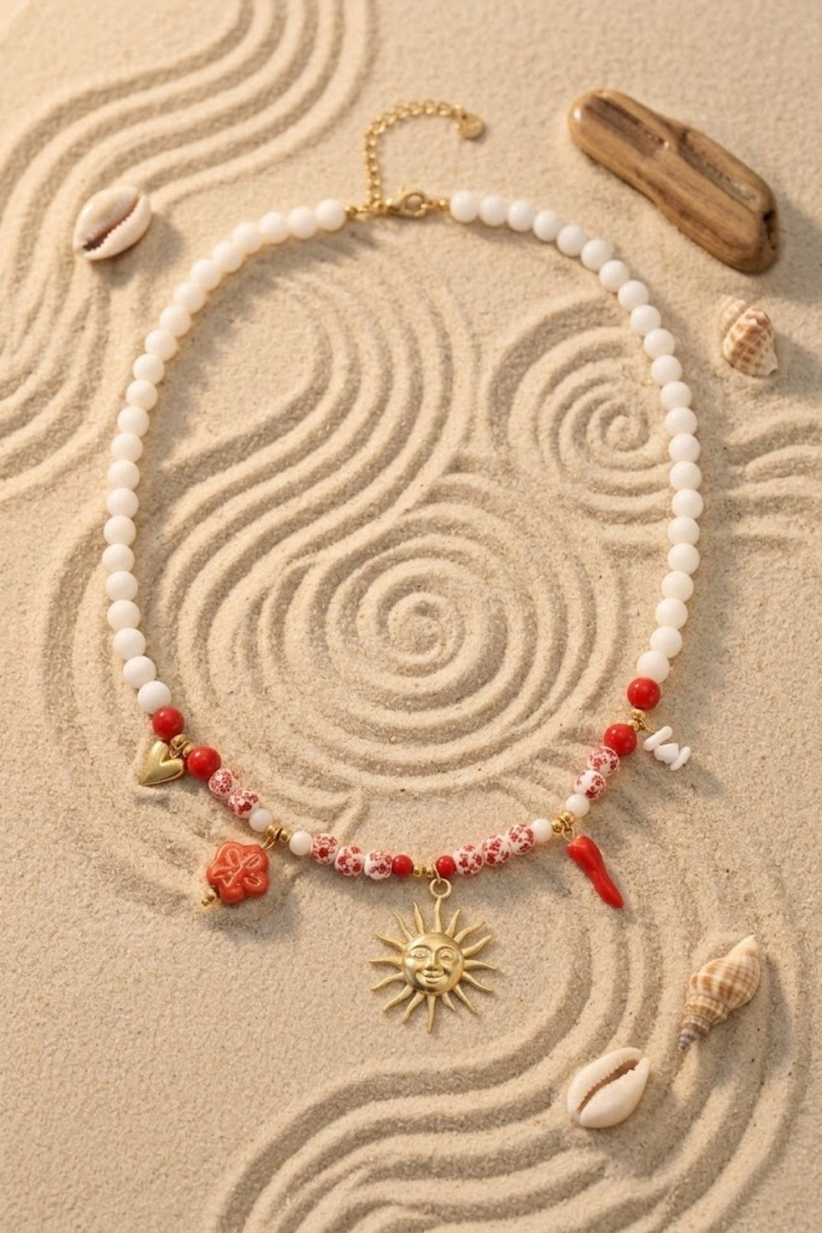 Collier perles blanches et rouges charms soleil doré