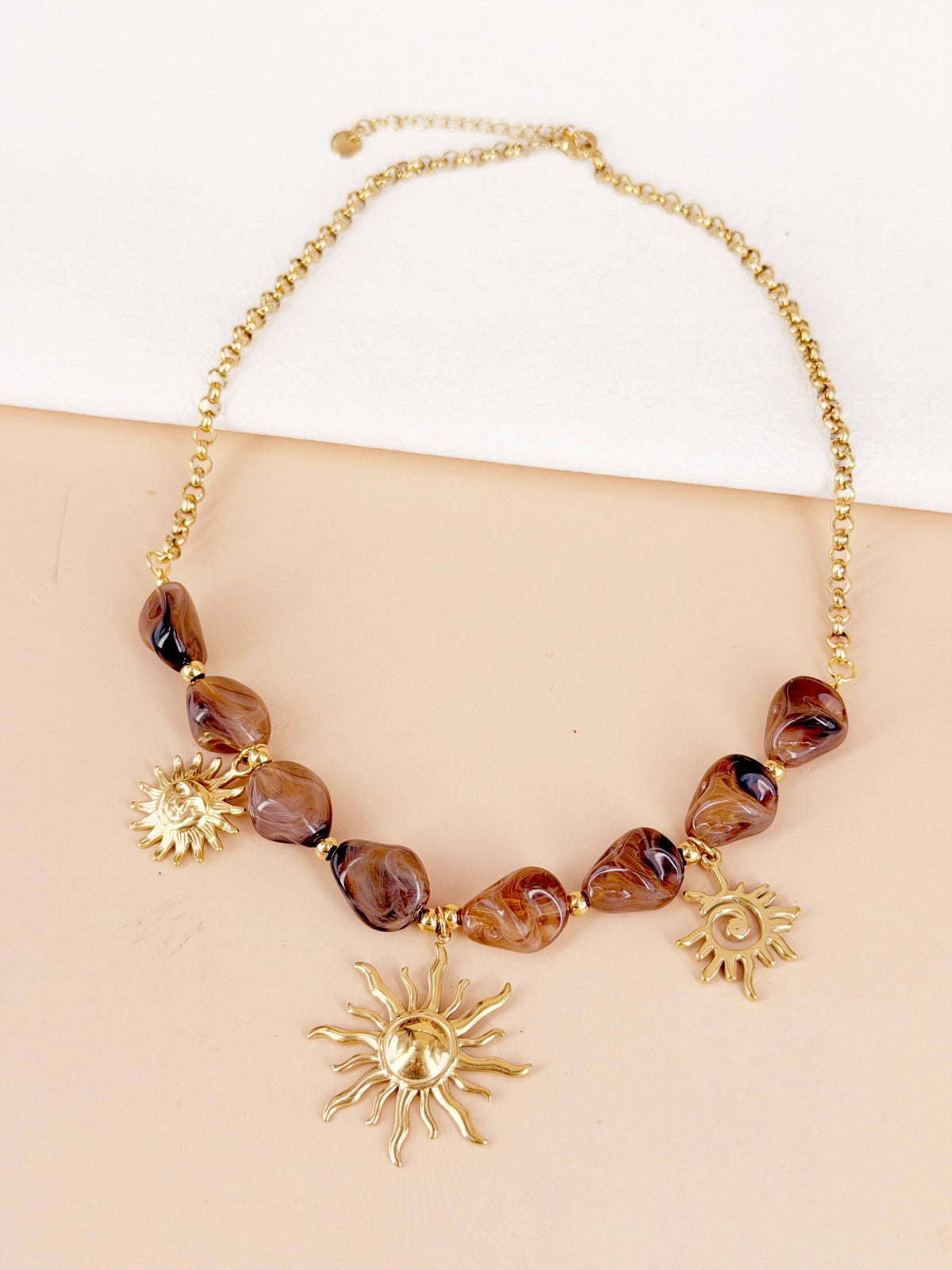 Collier perles résine marbre et breloques soleils dorés