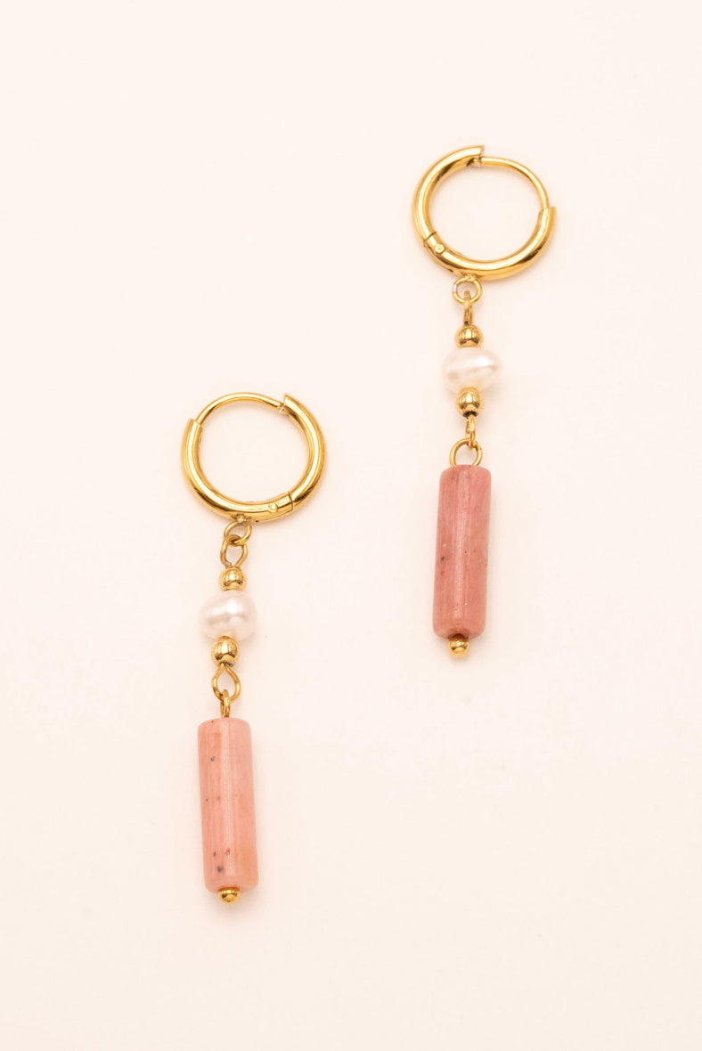 Boucles d'oreilles créoles dorées perle d'eau douce et pierre naturelle blush