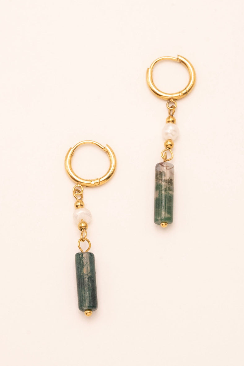 Boucles d'oreilles créoles dorées perle d'eau douce et pierre naturelle vert bouteille