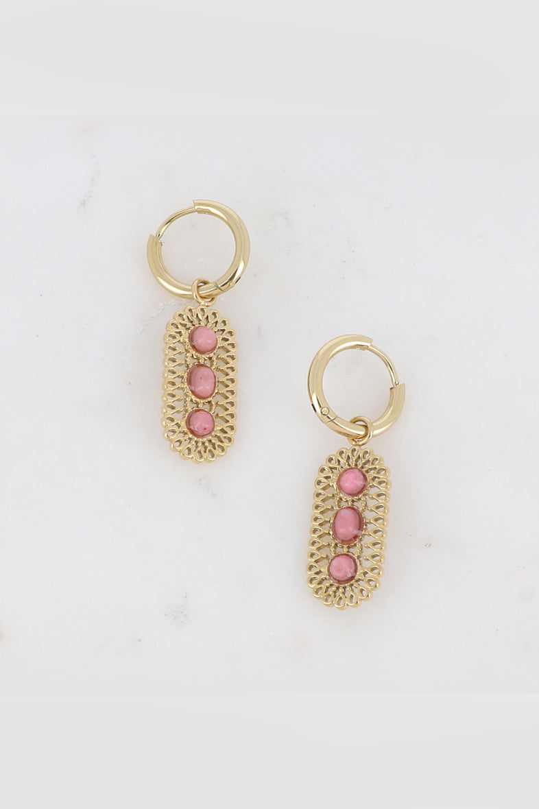 Boucles d'oreilles créoles dorées pendentif ovale ajouré 3 pierres naturelles rose