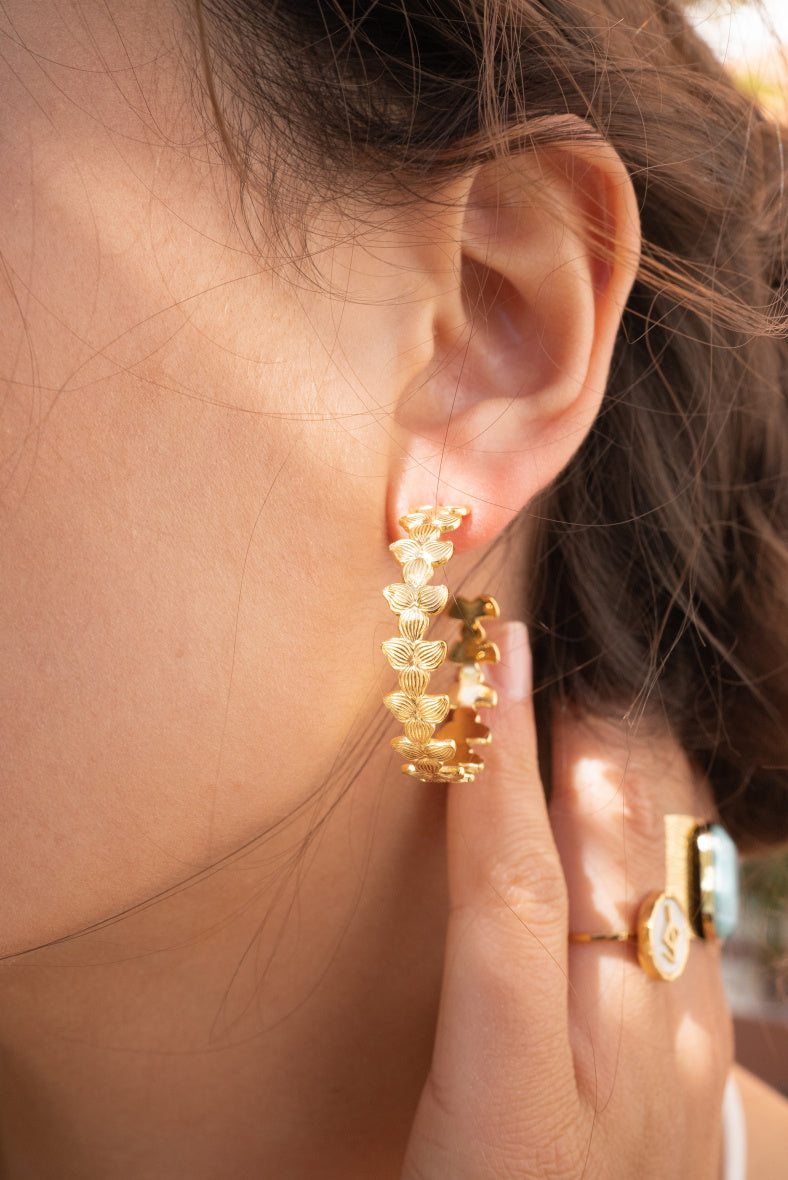 Boucles d'oreilles créoles dorées motif feuillage à 3 pétales texturé