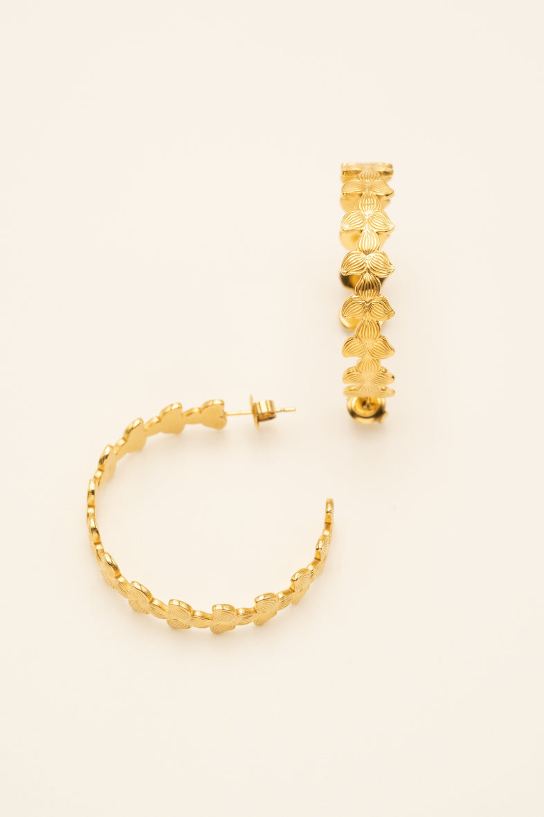 Boucles d'oreilles créoles dorées motif feuillage à 3 pétales texturé