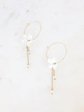 Boucles d'oreilles créoles fil doré fleur nacrée et chaîne pendante