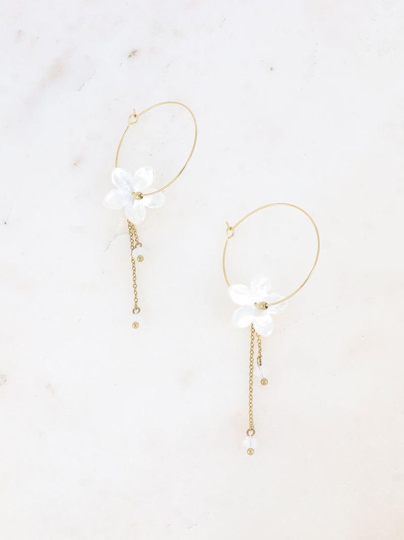 Boucles d'oreilles créoles fil doré fleur nacrée et chaîne pendante