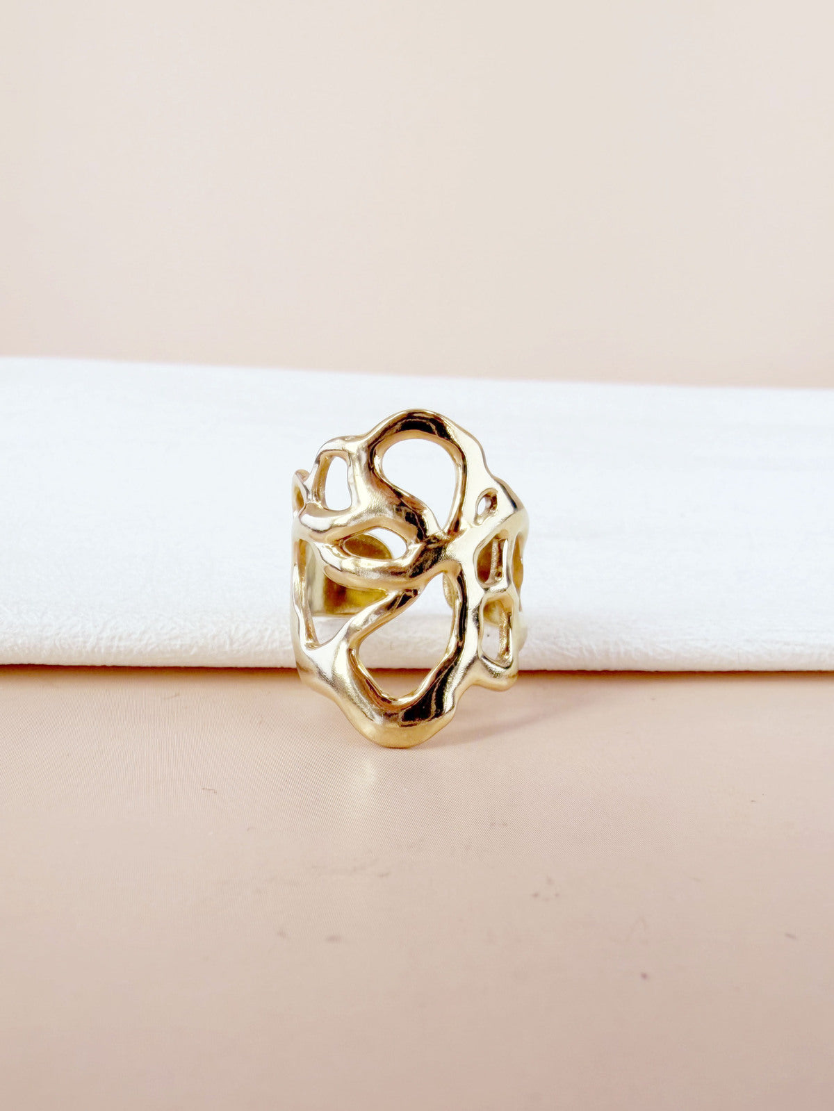 Bague large ajourée aux formes organiques