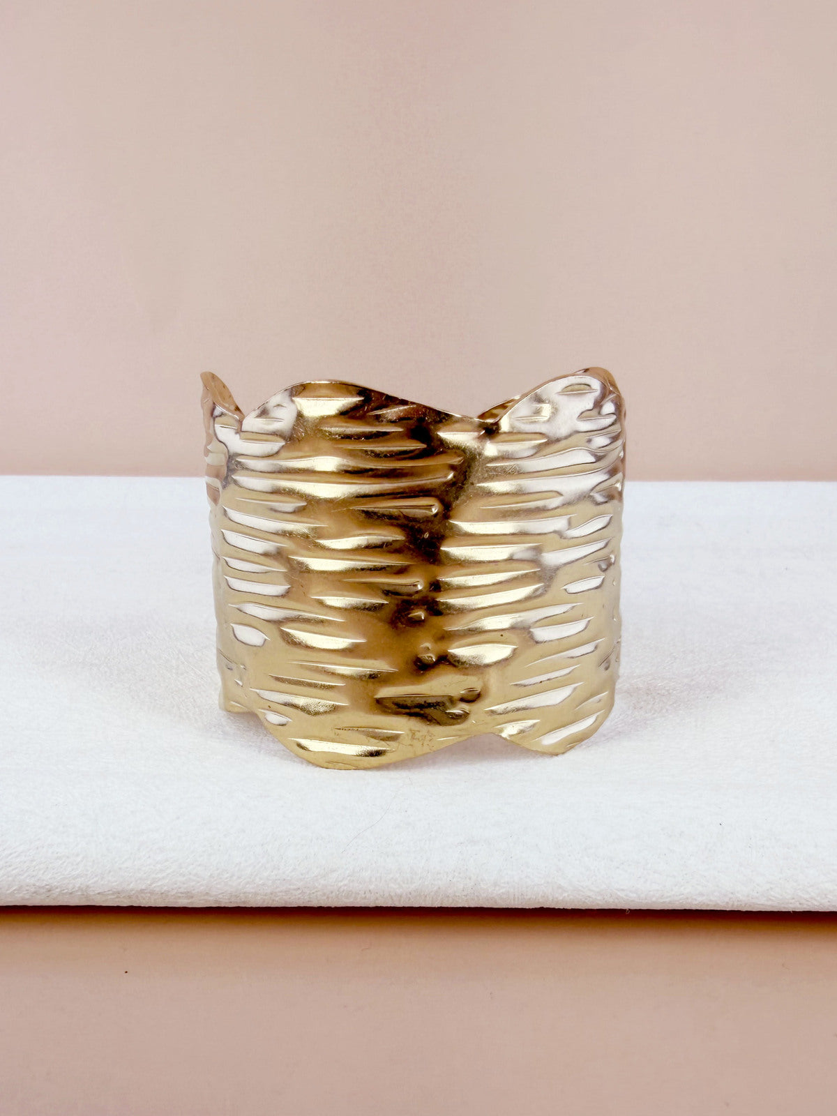 Bracelet manchette large texturée dorée