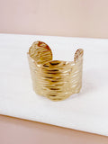 Bracelet manchette large texturée dorée