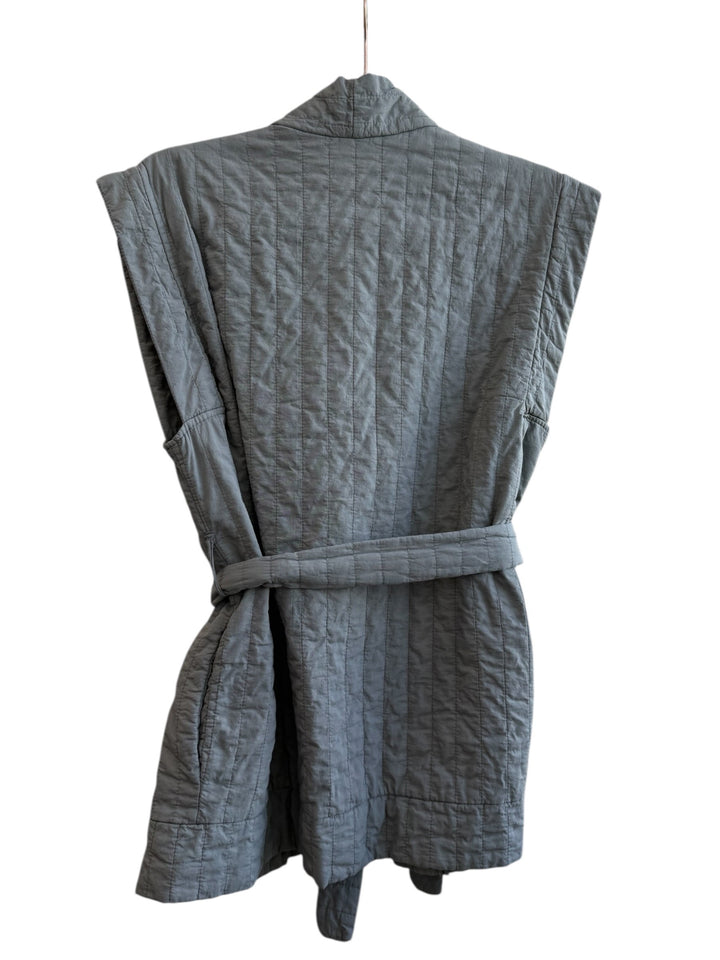 ReTrend grey quilted sleeveless vest with a structured fit and tie belt. Ideal for a modern, comfortable look.