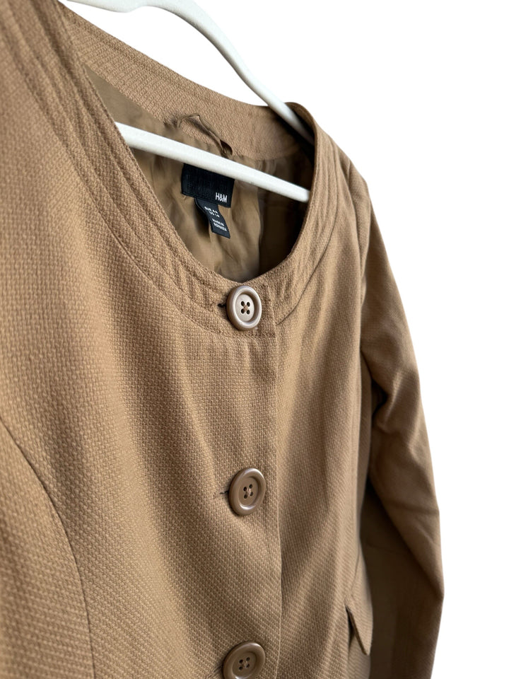 ReTrend H&amp;M camel textured blazer with round neck, button closure, and flap pockets. Size 40/42.
