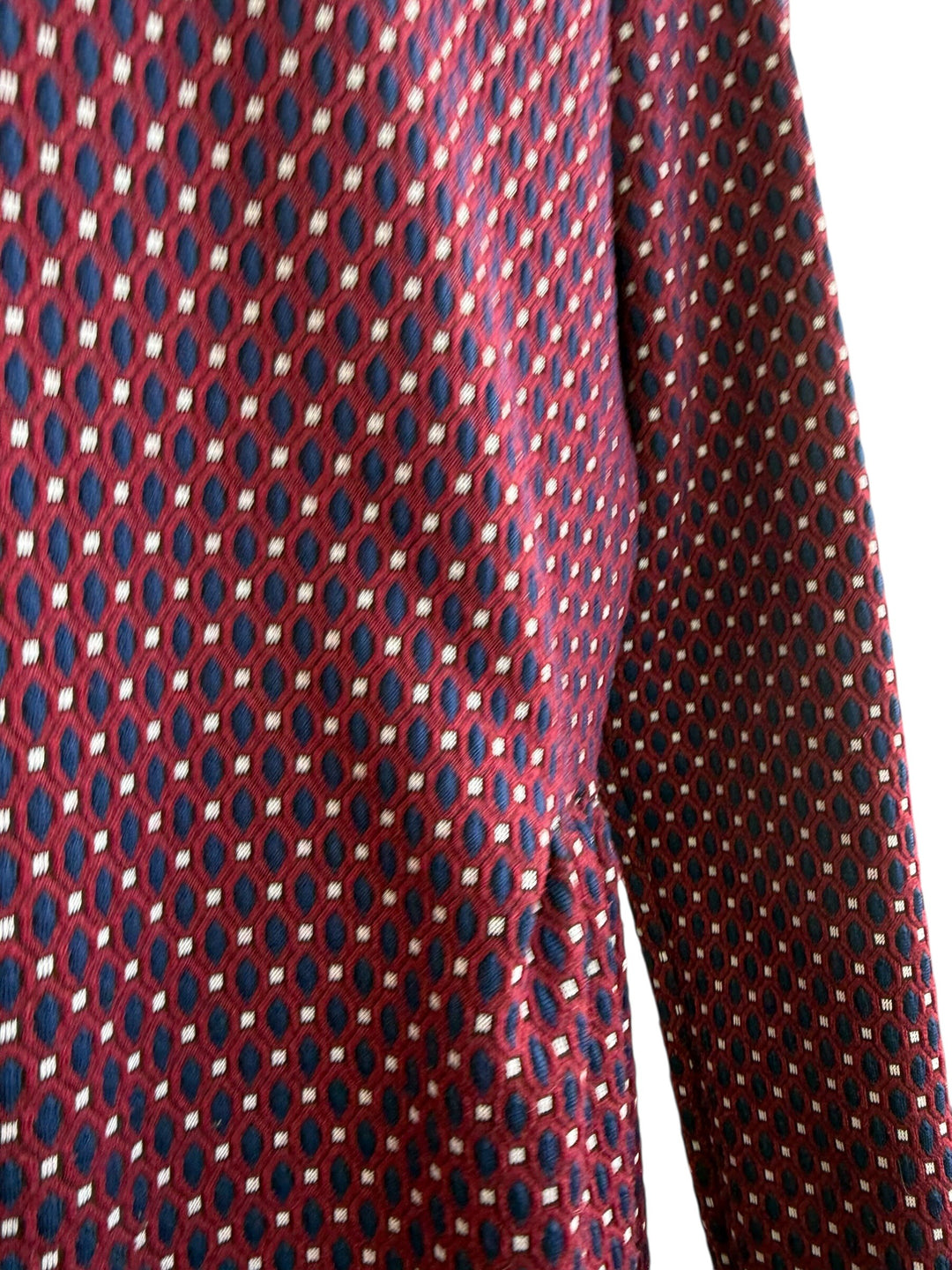 ReTrend Maggie Sweet bordeaux dress with graphic pattern, flared cut, marked waist, long sleeves, round neckline, button back closure.
