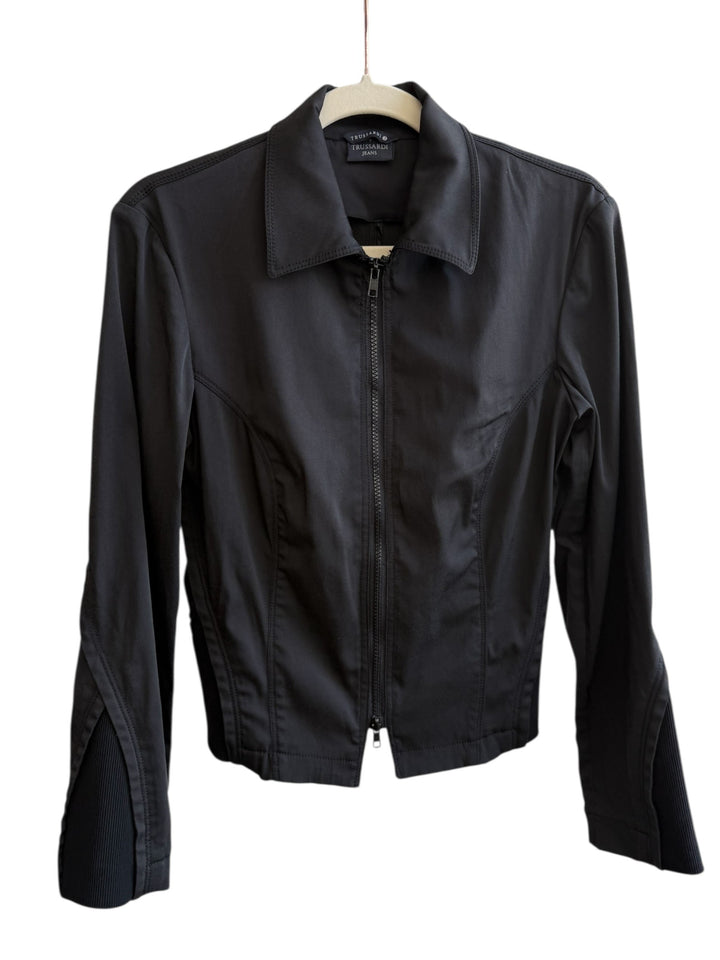 ReTrend black Trussardi Jeans fitted jacket with zip closure, classic collar, and ribbed cuffs. Elegant, structured, and minimalist.