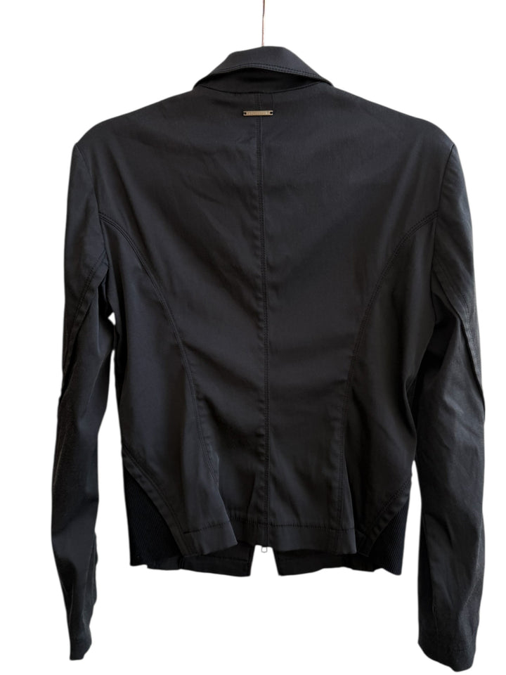 ReTrend Veste noire Trussardi Jeans cintrée, fermeture zippée, col classique, tissu souple, taille M. Chic et minimaliste.