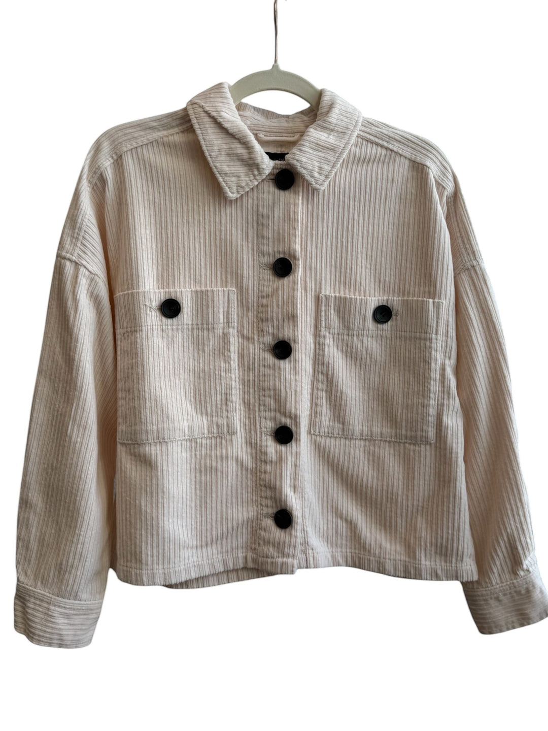 ReTrend beige corduroy jacket, size S, with contrasting black buttons and chest pockets. Straight, slightly oversized fit.