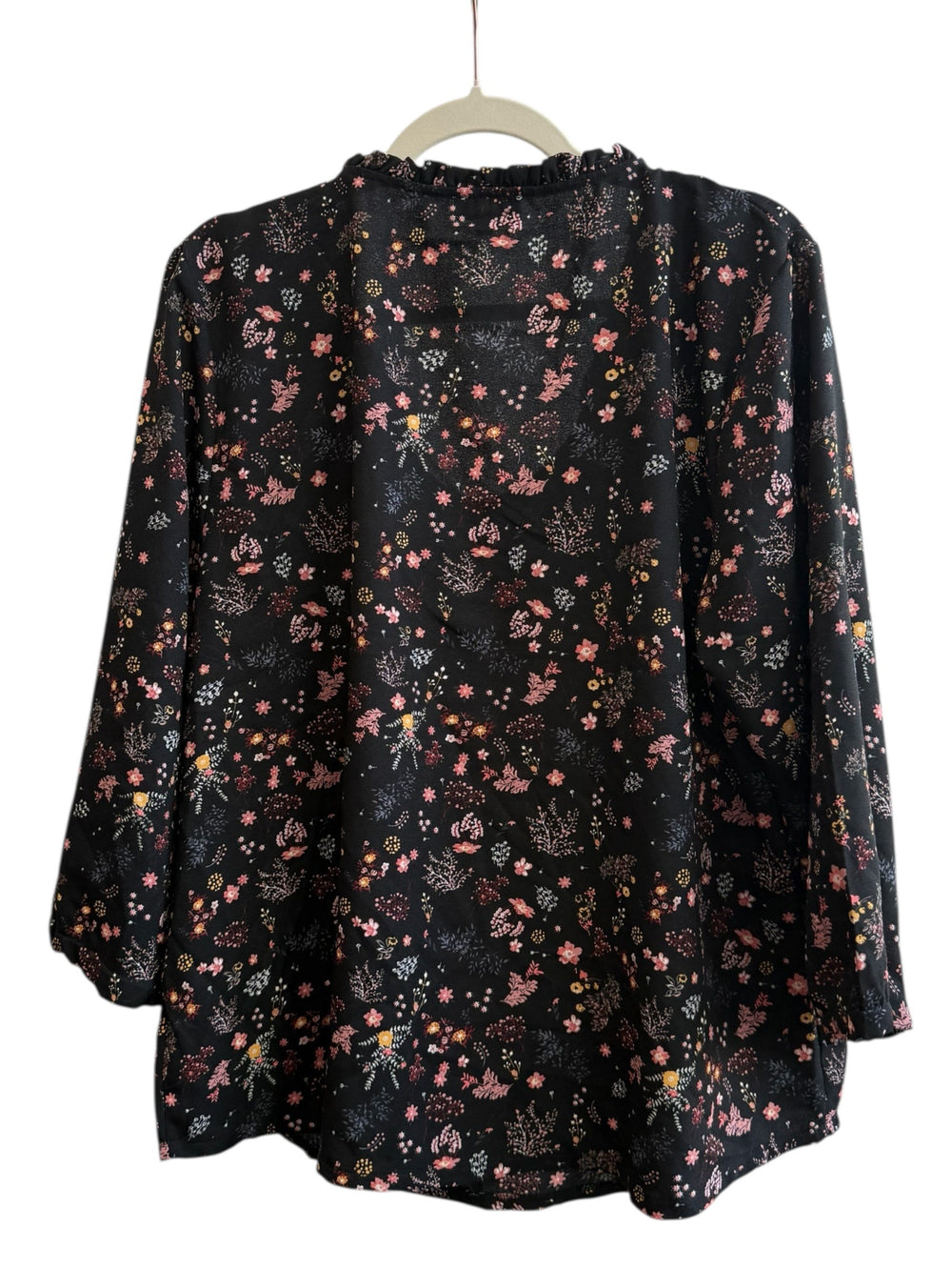 ReTrend black floral print blouse, size 46, with ruffled collar and tie-neck, 3/4 sleeves, fluid cut, 100% polyester.