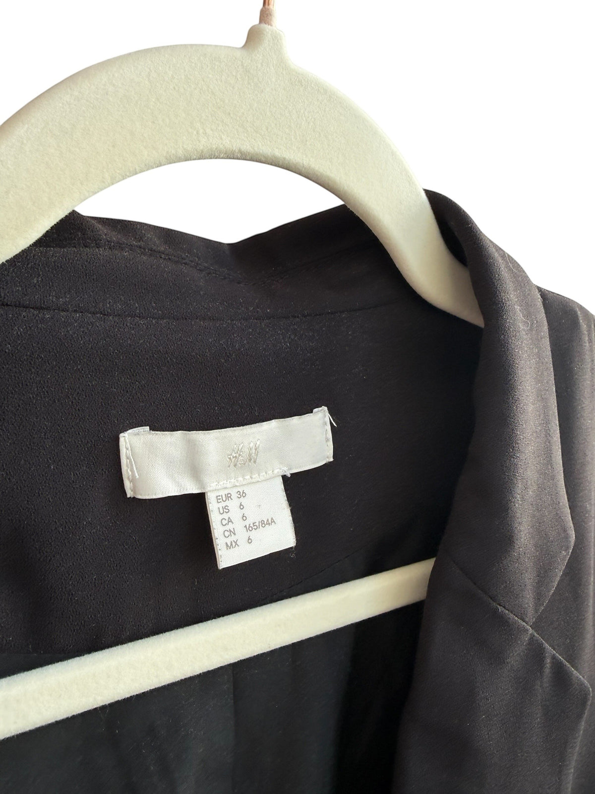 ReTrend black H&M blazer, size 36, slightly oversized fit with rolled-up sleeves and button closure.
