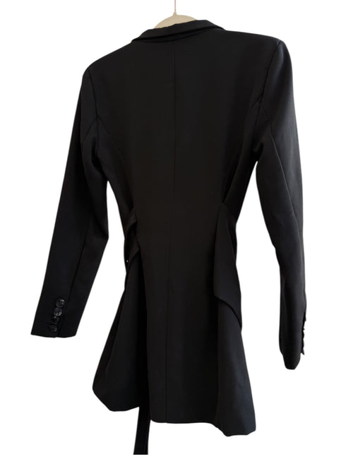 ReTrend black structured blazer with integrated belt, tailored fit, lapel collar, double-breasted, and decorative sleeve buttons.