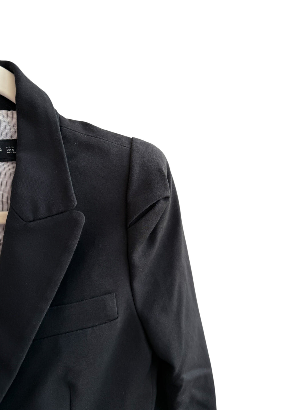ReTrend black tailored blazer with structured shoulders, lapel collar, and flap pockets. Smooth fabric, ideal for office wear.