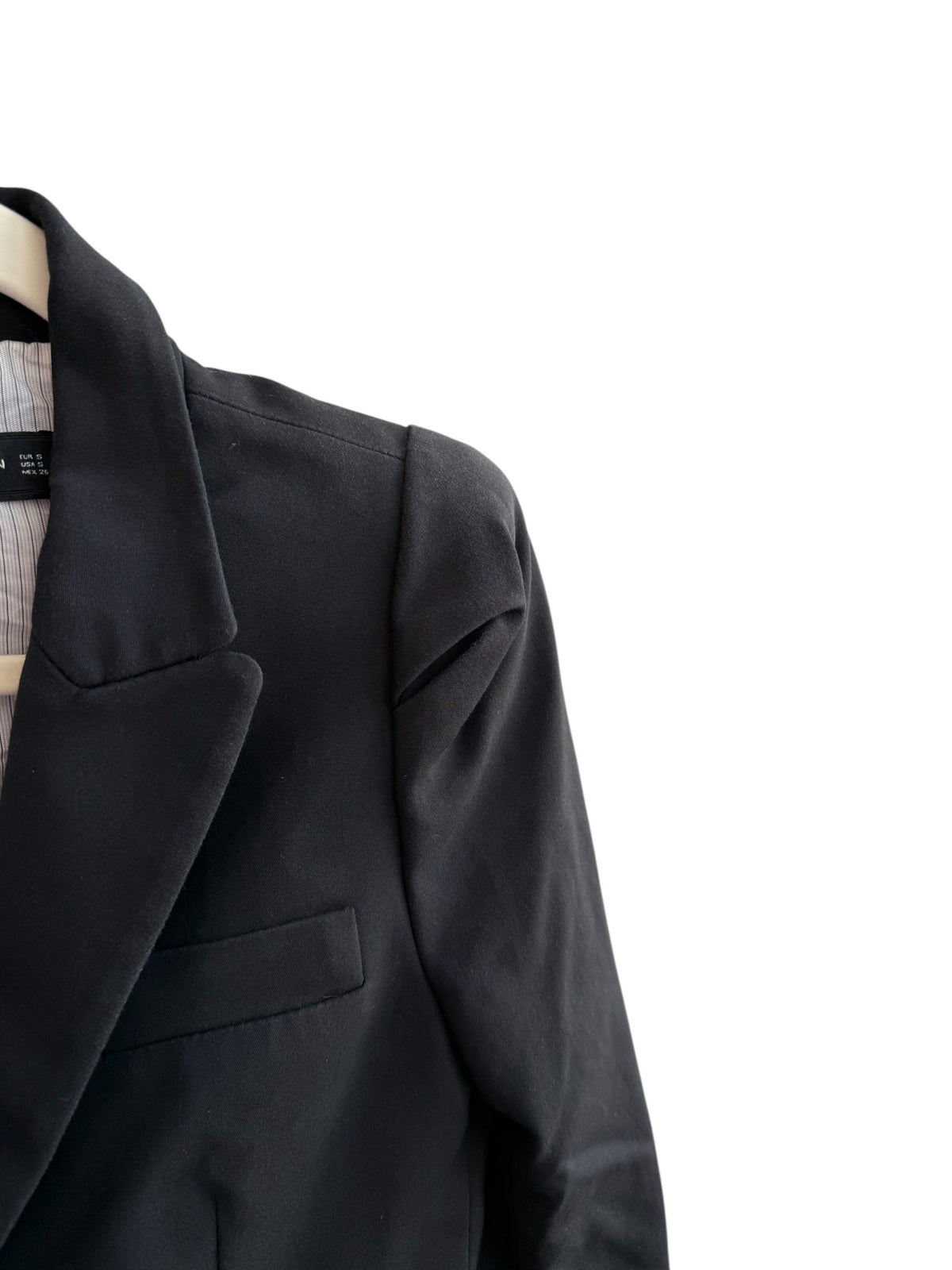 ReTrend black tailored blazer with structured shoulders, lapel collar, and flap pockets. Smooth fabric, ideal for office wear.