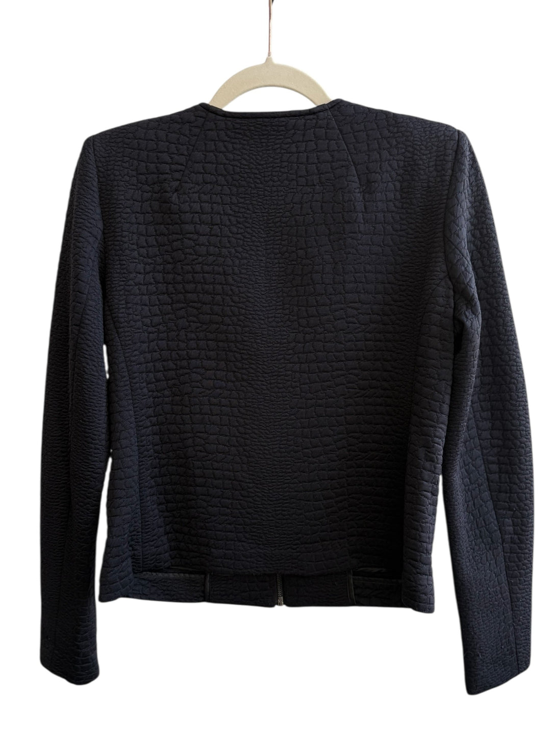 ReTrend black textured jacket size M, modern structured cut with zip closure and original relief texture.