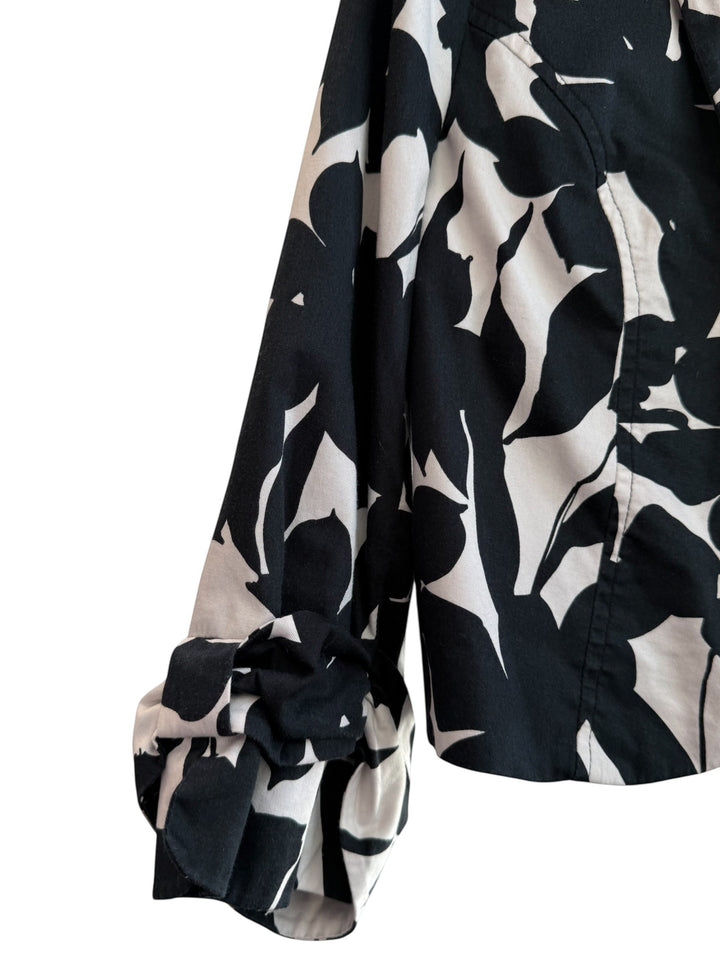 ReTrend black and white graphic print short jacket with tailored collar and cuffed sleeves.
