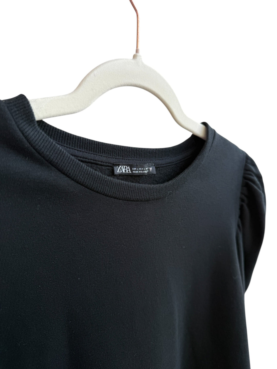 ReTrend black long-sleeve Zara dress with puffed shoulders, round neck, and straight cut. Size M.