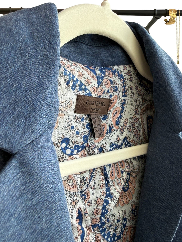 ReTrend blue Cortefiel blazer with a tailored collar, short cut, and a vibrant paisley print lining. Made from 90% viscose, 10% elastane.
