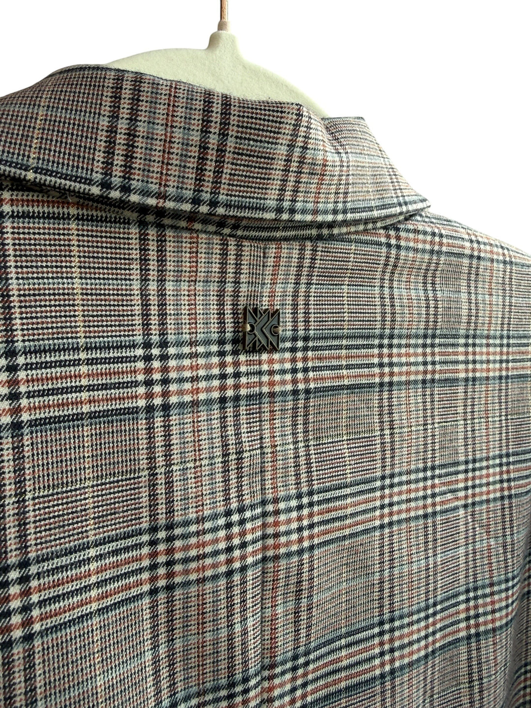 ReTrend Veste Bonobo blazer with a plaid pattern in brown, blue, and white. Features a single button closure and roll-up sleeves.
