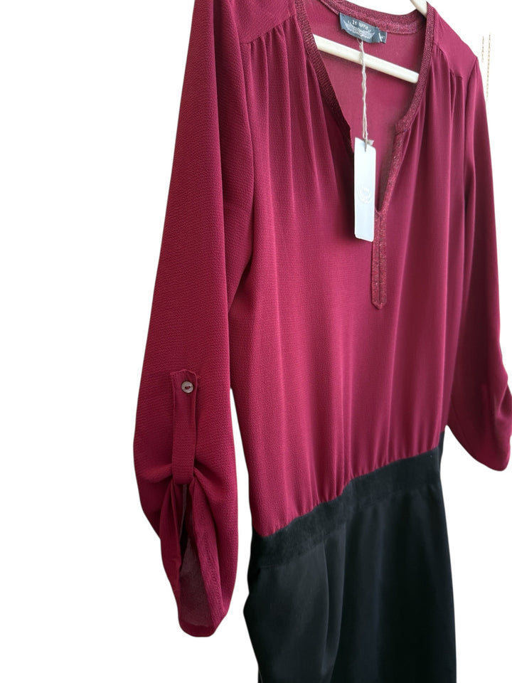 Retrend bicolore robe bordeaux et noir, manches longues, col en V, taille élastiquée, longueur 92 cm.