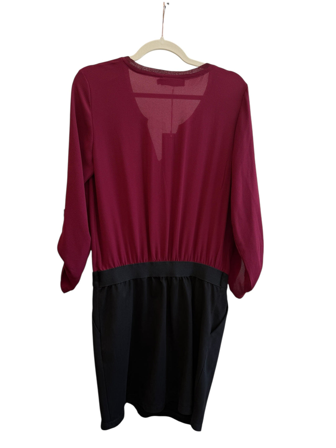 ReTrend bicolore bordeaux et noir robe fluide avec manches longues, encolure V et taille élastiquée. Taille S.