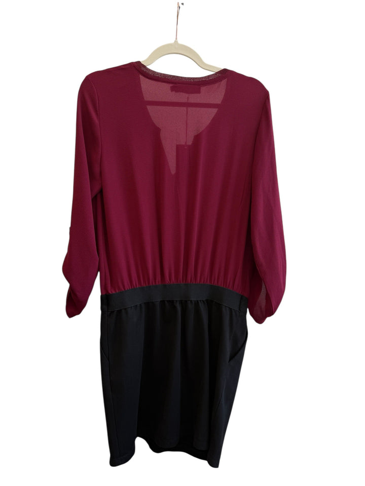 ReTrend bicolore bordeaux et noir robe fluide avec manches longues, encolure V et taille élastiquée. Taille S.