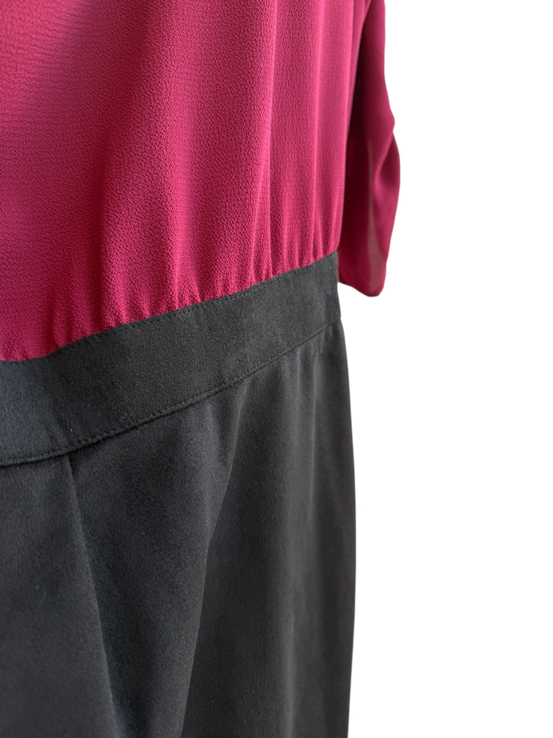 Retrend bicolore robe bordeaux et noir, taille S, manches longues, col en V, taille élastiquée, bas fluide.