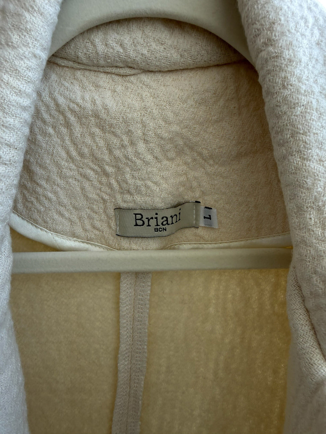 Retrend Briani ecru textured open-front blazer with lapel collar and flap pockets. Size M/L.