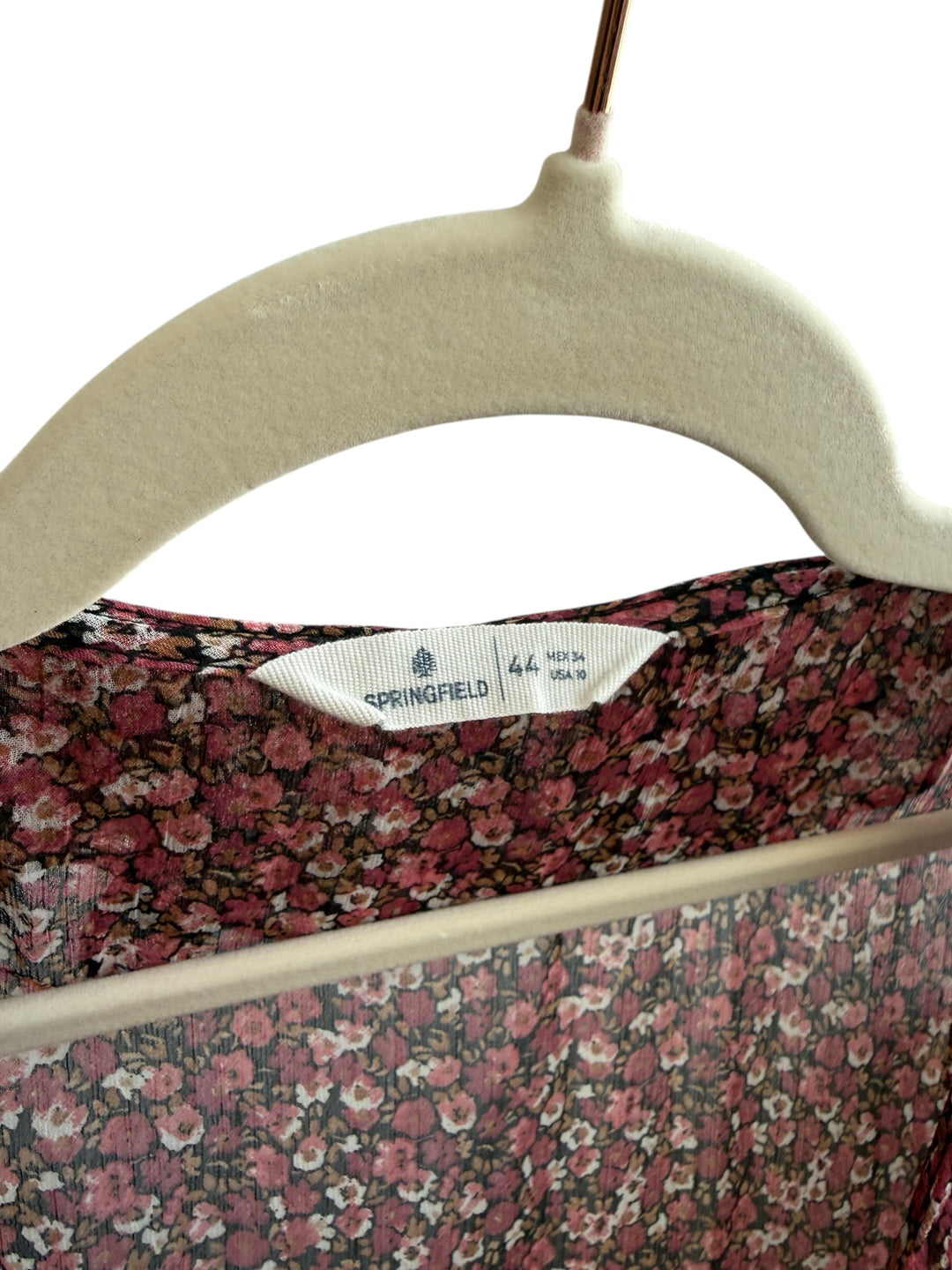 ReTrend floral print blouse size 44, featuring a V-neck, ruffled front, and long puff sleeves. Lightweight and feminine.