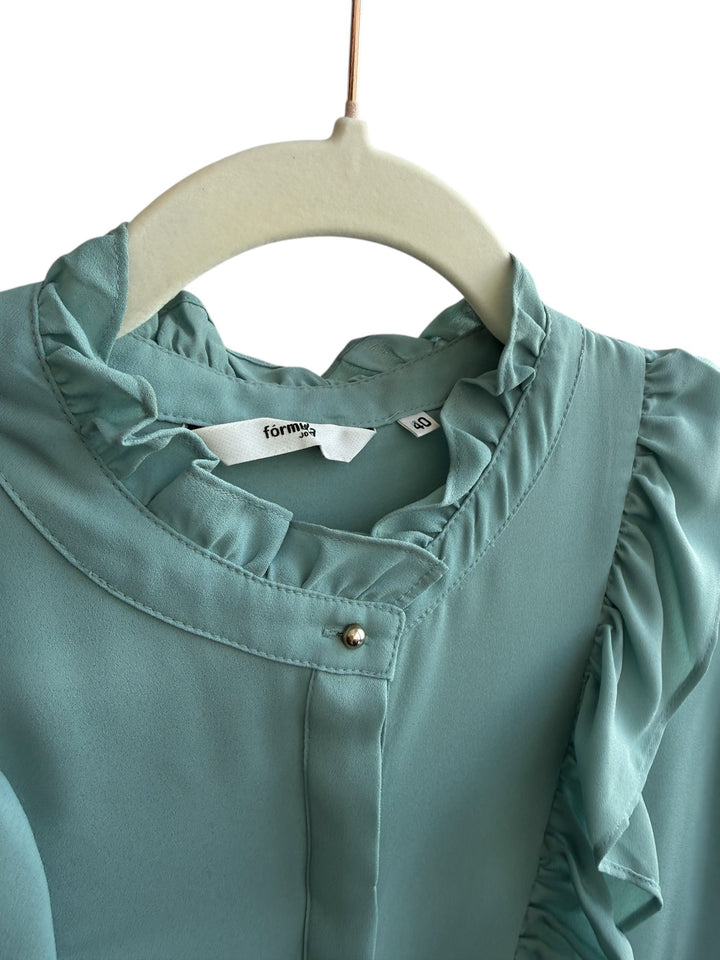 ReTrend Formula Joven water green flowy blouse with ruffled stand-up collar and front ruffle details. Size 40.