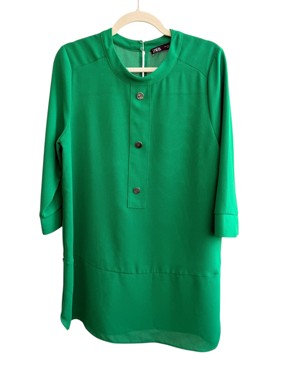 ReTrend green Zara dress, size L, with 3/4 sleeves and decorative buttons. Fluid cut for a chic, casual look.