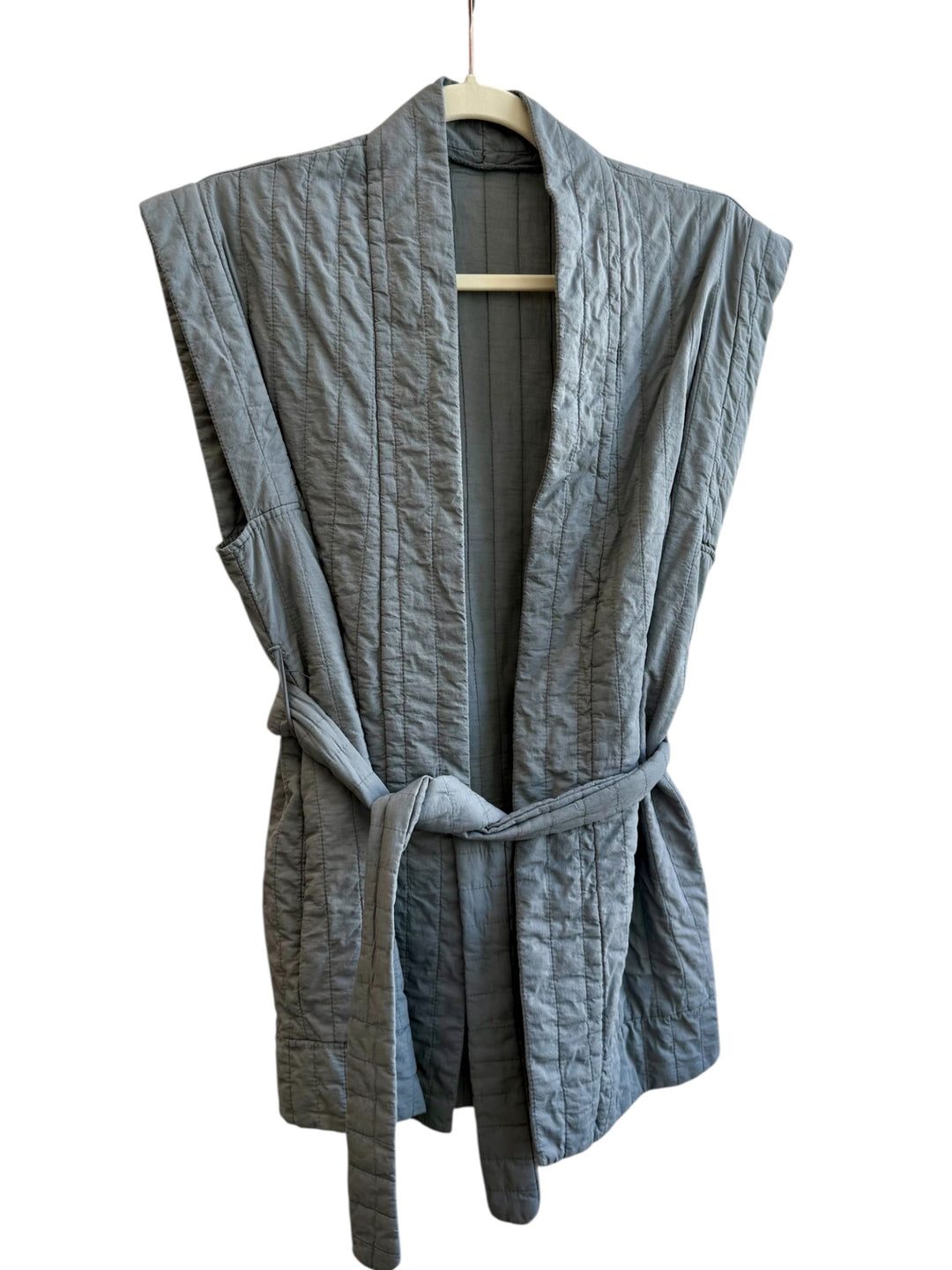ReTrend grey quilted sleeveless vest with tie belt, structured cut, ideal for a modern look.