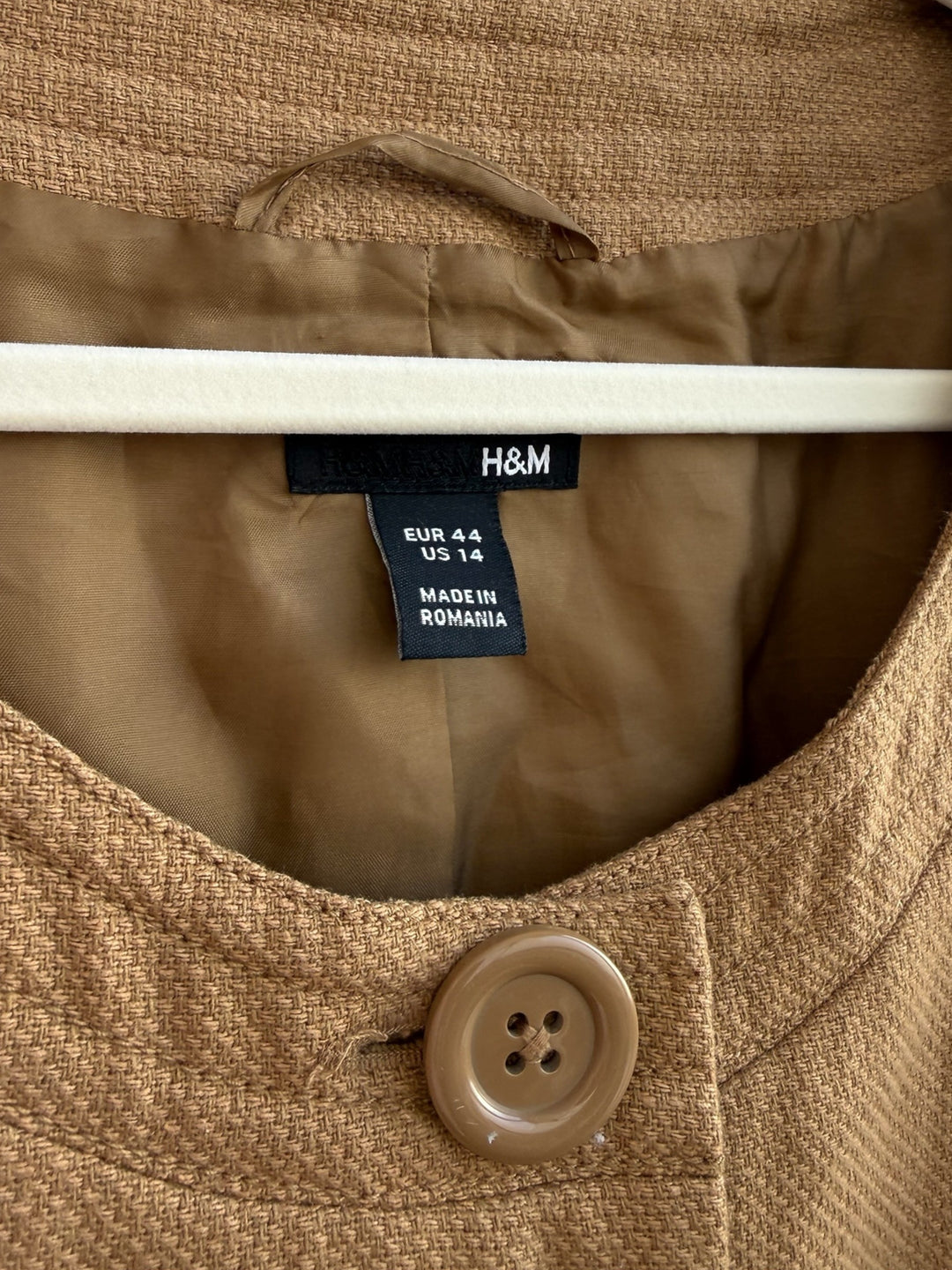 ReTrend H&amp;M camel textured short jacket with round collar, button closure, and flap pockets. Size 40/42.