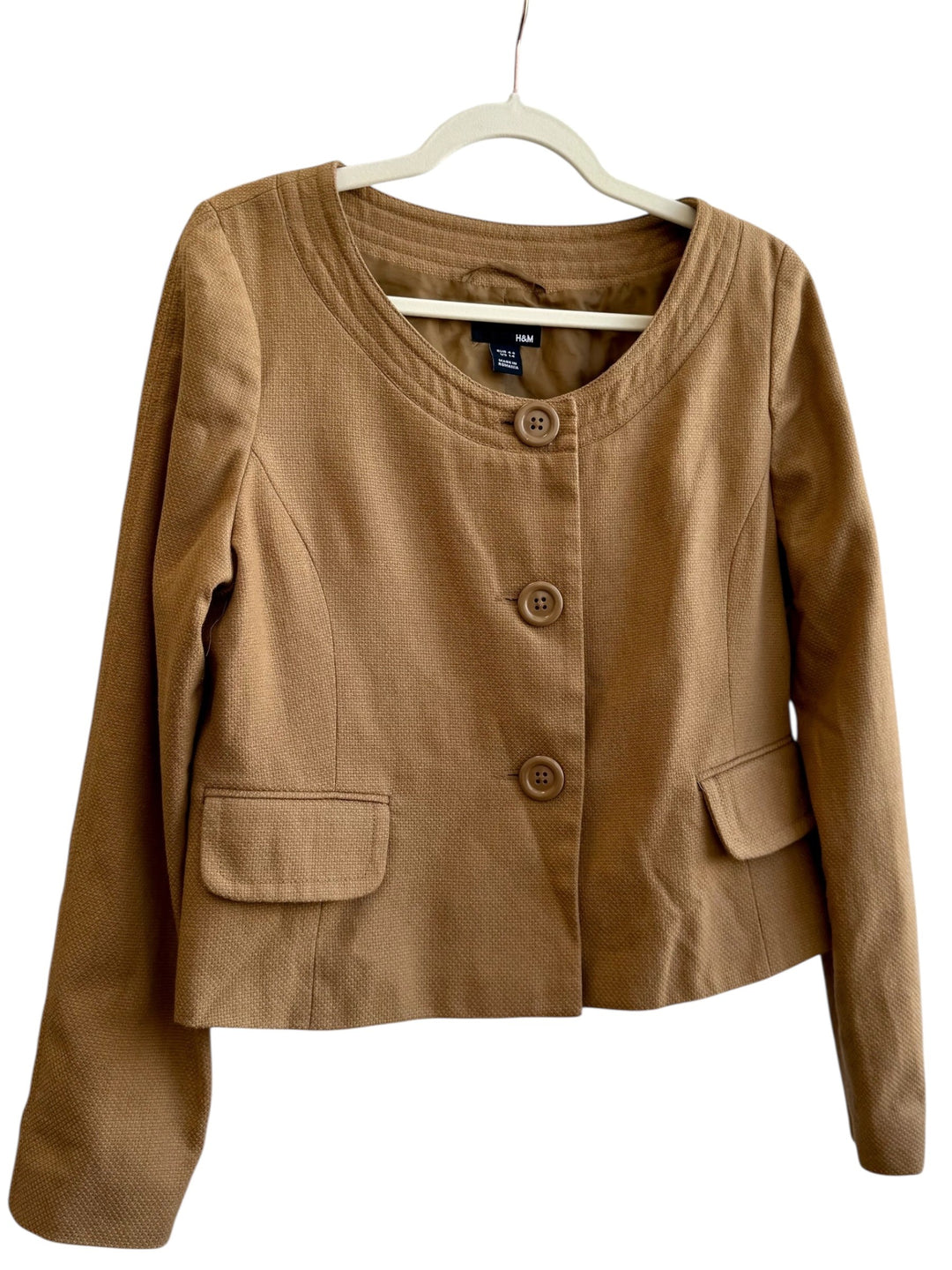 ReTrend H&amp;M camel textured short jacket with round neck, button closure, and flap pockets. Size 40/42.