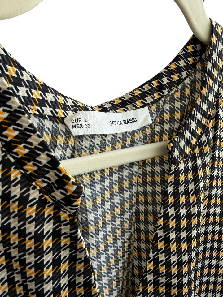 Retrend black, beige, and camel houndstooth print fluid blouse with a Tunisian collar and long sleeves, size L.