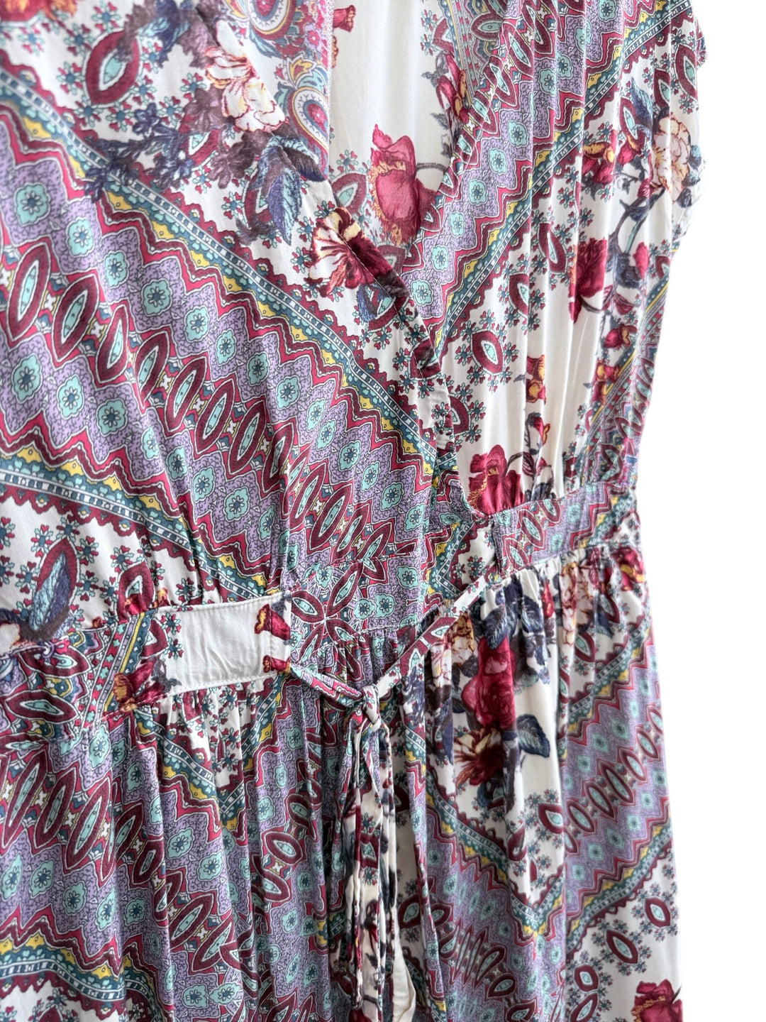 Retrend boho-style wrap dress size M with a flowing, multicoloured floral and paisley print. Features short sleeves and a tie waist.