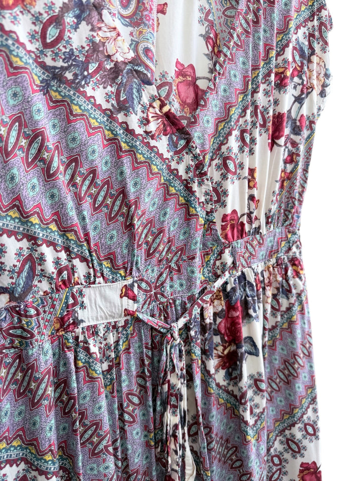 Retrend boho-style wrap dress size M with a flowing, multicoloured floral and paisley print. Features short sleeves and a tie waist.