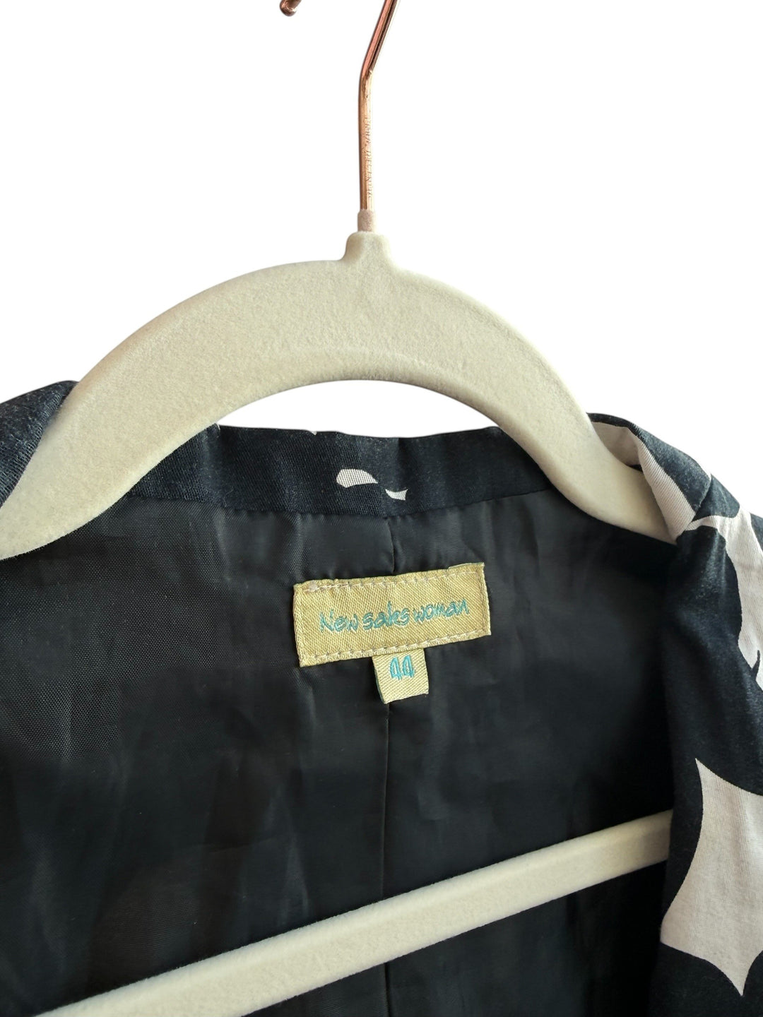 ReTrend Veste New Saks Woman short black and white graphic print blazer, size 44, with tailored collar.