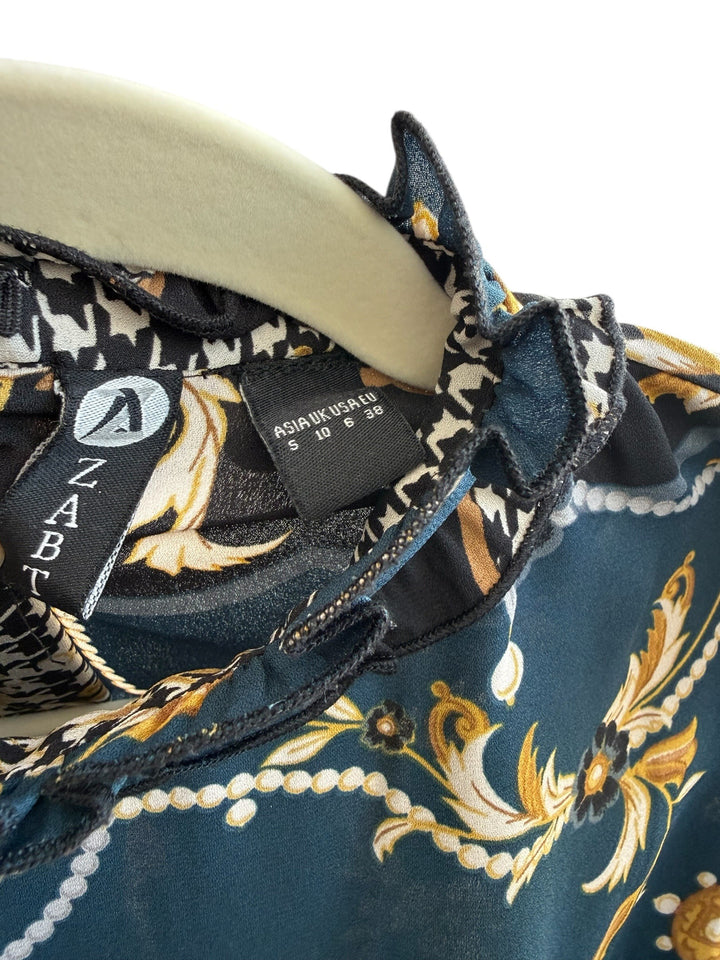 Retrend fluid dress size S in petrol blue, black, and gold with scarf print, ruffled collar, and integrated belt.